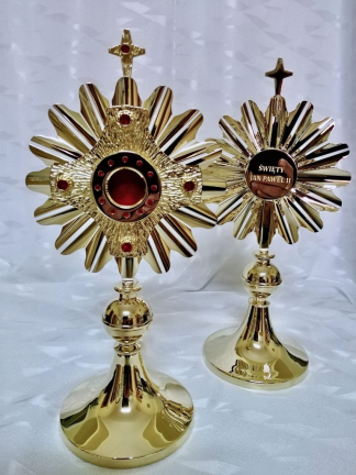Relikwiarz JPII h= 33 cm. Naczynie liturgiczne mosiężne, pozłacane, odlewane. Czerwone kamienie Svarovskiego. - In Gloria