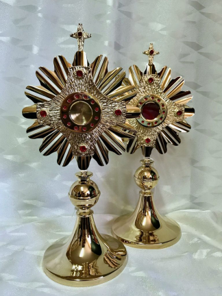 Relikwiarz dwustronny h= 32 cm. Naczynie liturgiczne mosiężne, pozłacane, odlewane. Czerwone kamienie Svarovskiego. - In Gloria